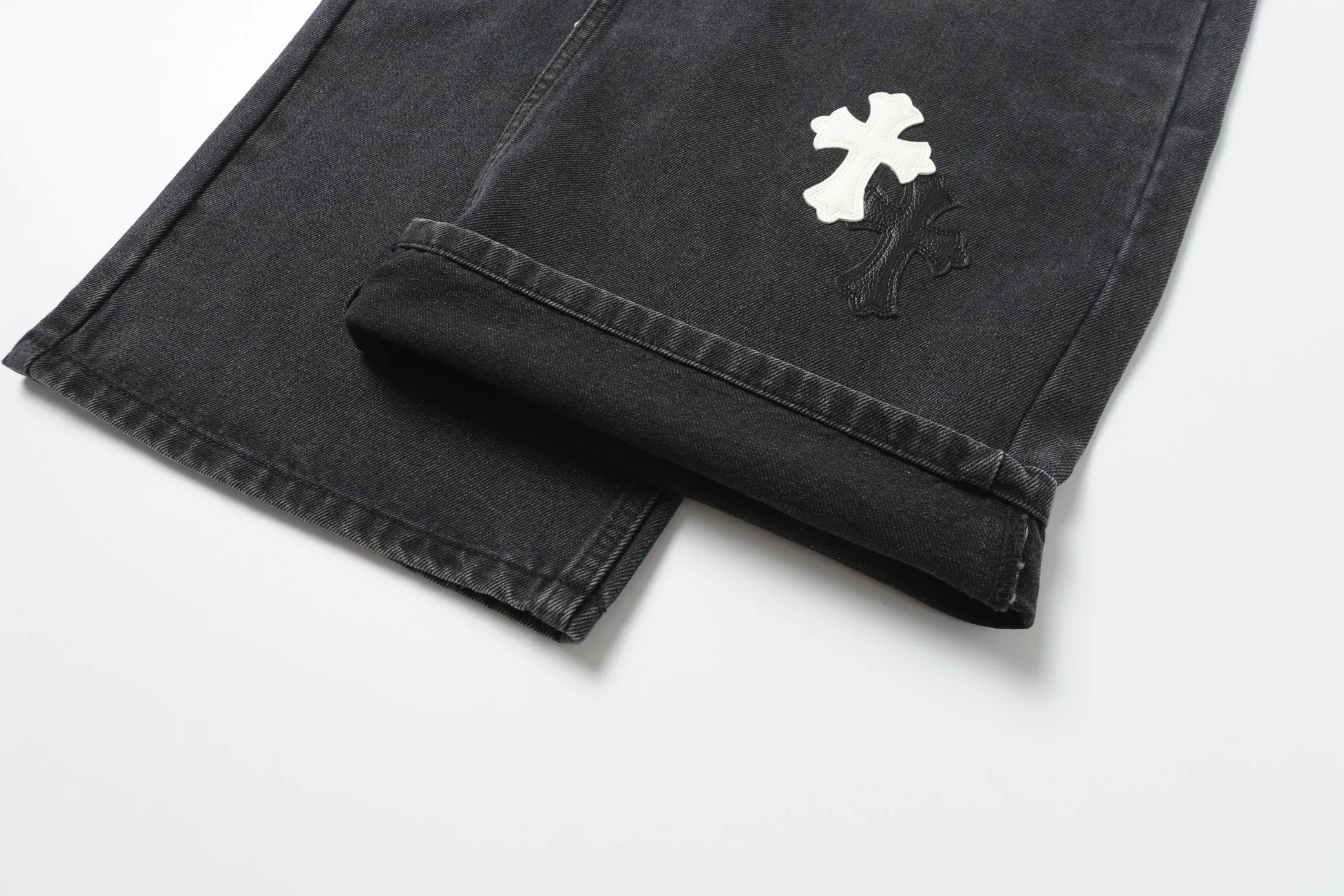 KE305 P270 The only correct leather label version on the market Chrome Hearts CH Heavy-duty washed distressed wide-leg jeans Top ceiling quality 100% correct version The correct version is here!  Believe me this must be the best quality you will ever come across! ! Excellent value for money! !  Styles with different washes and textures are very friendly to people with thin legs and thick legs. The straight version is very flattering to the shape of the legs. The moderate length is timeless and easy to match. It is the basis of various styles and a must-have in the wardrobe! ! Add a little stacking to make the atmosphere easy to control. The fabric is stiff but the upper body is soft without losing texture. The sides and cuffs of some styles have a bone-wash effect. It’s really hard not to love it!  ✅Correctly customize the Croxin metal leather label on the back panel. It is definitely not sold directly with the cross on the finished jeans. 1:1 copying strives for excellence and the details are perfectly grasped. ✅The cross leather label is clear and smooth. Exquisite turning top craftsmanship. ✅Buttons, zippers and hardware are all customized versions of the Croxin LOGO. ✅High-cost washing process. Size: 28 30 32 34 36